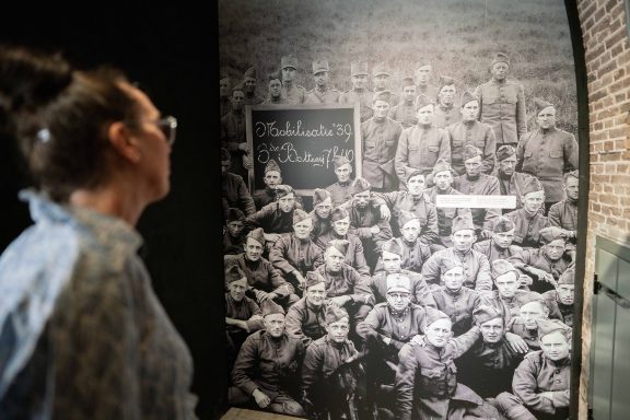 Eva Groentjes tijden de opening tentoonstelling in Fort Kijkduin