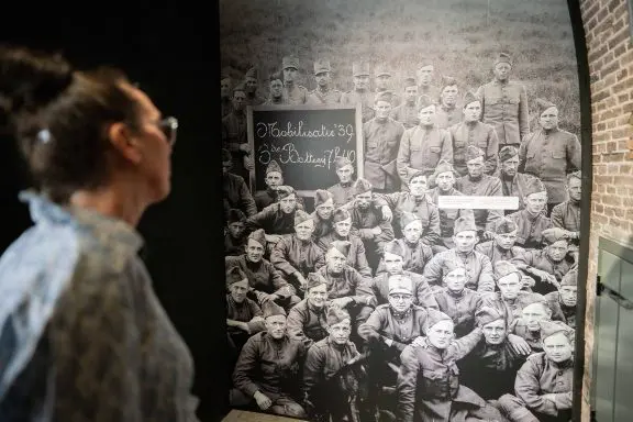 Eva Groentjes tijden de opening tentoonstelling in Fort Kijkduin