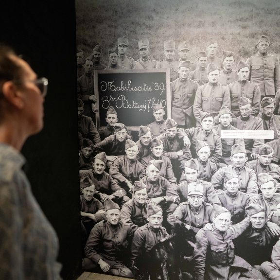 Eva Groentjes tijden de opening tentoonstelling in Fort Kijkduin